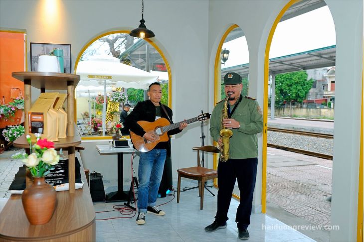 ben-trong-hoa-xa-cafe-hai-duong